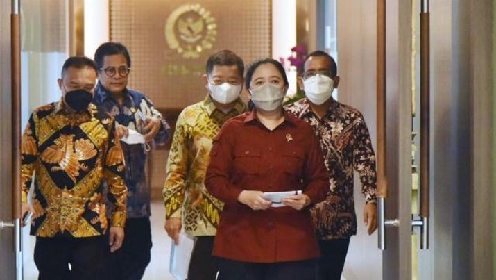 Ketua DPR RI Dr. (H.C) Puan Maharani saat menuju tempat konfrensi pers di Gedung Nusantara III, Kompleks Parlemen, Senayan, Jakarta, Rabu (29/9/2021). (Dok: DPR RI) Ketua DPR RI Dr. (H.C) Puan Maharani saat menuju tempat konfrensi pers di Gedung Nusantara III, Kompleks Parlemen, Senayan, Jakarta, Rabu (29/9/2021). (Dok: DPR RI)