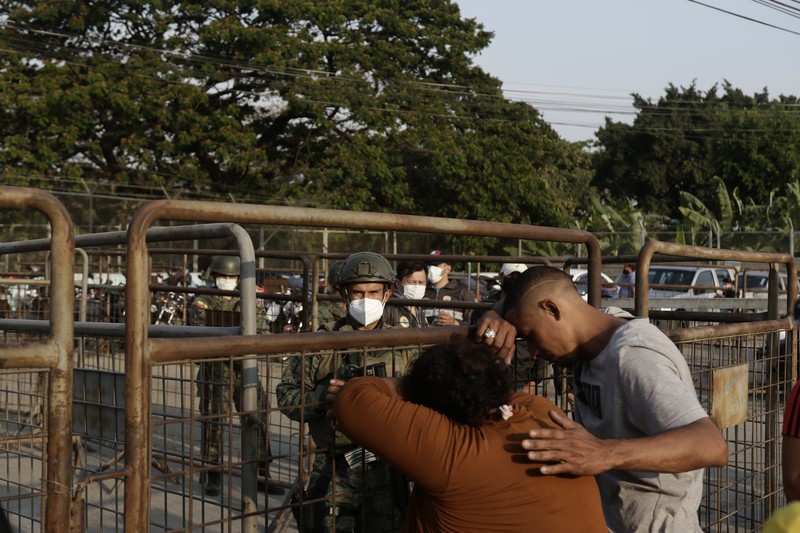 Polisi berjaga di penjara Ekuador pasca kerusruhan. (AP/Angel DeJesus) Polisi berjaga di penjara Ekuador pasca kerusruhan. (AP/Angel DeJesus)