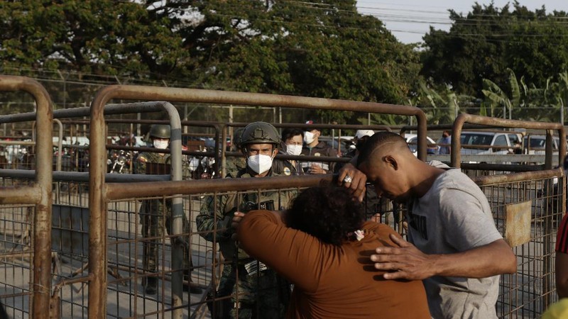 Polisi berjaga di penjara Ekuador pasca kerusruhan. (AP/Angel DeJesus)
