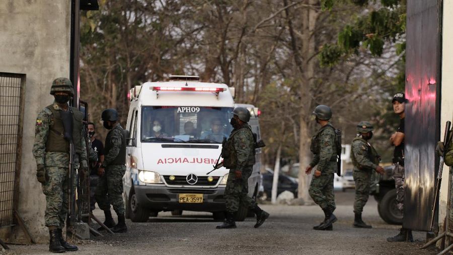 Polisi berjaga di penjara Ekuador pasca kerusruhan. (AP/Angel DeJesus)
