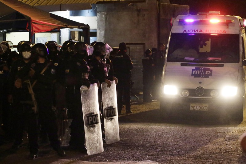 Polisi berjaga di penjara Ekuador pasca kerusruhan. (AP/Angel DeJesus) Polisi berjaga di penjara Ekuador pasca kerusruhan. (AP/Angel DeJesus)