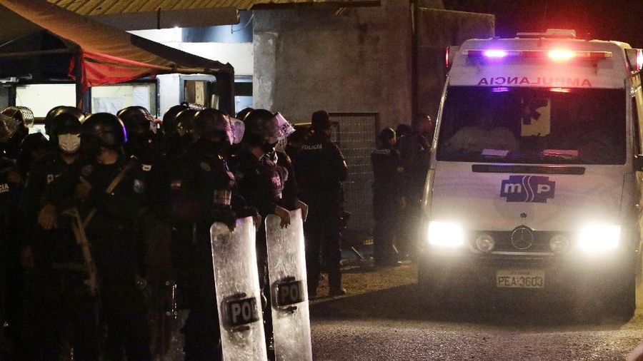 Polisi berjaga di penjara Ekuador pasca kerusruhan. (AP/Angel DeJesus)
