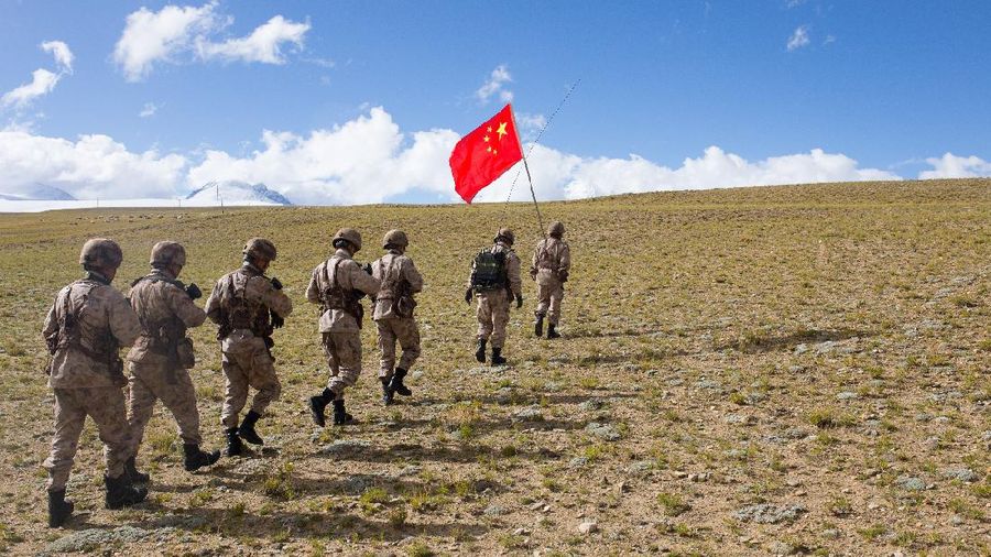 Satu regu dari batalion Gamba berpatroli di daerah perbatasan yang tidak berpenghuni di Gamba, Daerah Otonomi Xizang, Tiongkok Barat Daya. (Dok: Shan Jie/GT)