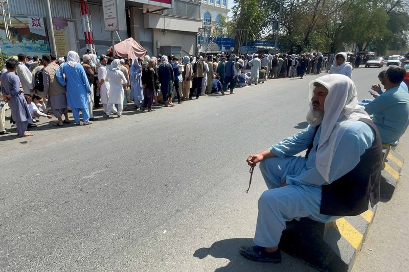 Warga Afghanistan antre masuk Bank. (via REUTERS/WANA NEWS AGENCY) Warga Afghanistan antre masuk Bank. (via REUTERS/WANA NEWS AGENCY)