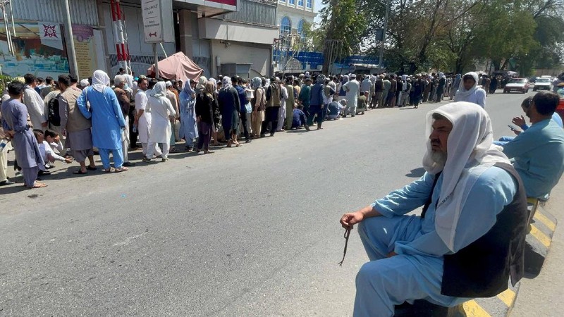 Warga Afghanistan antre masuk Bank. (via REUTERS/WANA NEWS AGENCY)