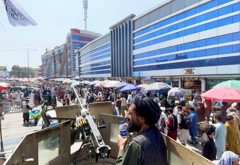 Warga Afghanistan antre masuk Bank. (via REUTERS/WANA NEWS AGENCY) Warga Afghanistan antre masuk Bank. (via REUTERS/WANA NEWS AGENCY)