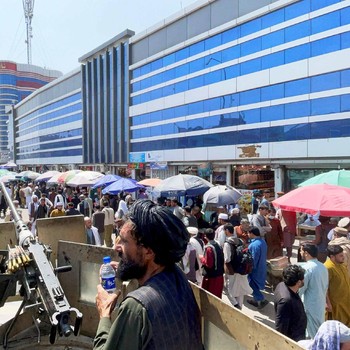 Menyemut, Potret Terbaru Warga Afghanistan Antre Ambil Uang