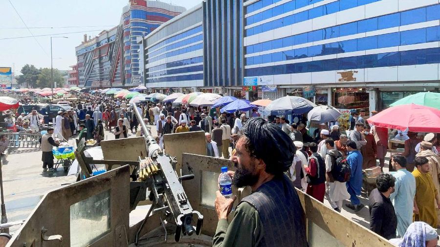 Warga Afghanistan antre masuk Bank. (via REUTERS/WANA NEWS AGENCY)