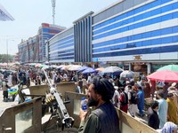 Menyemut, Potret Terbaru Warga Afghanistan Antre Ambil Uang