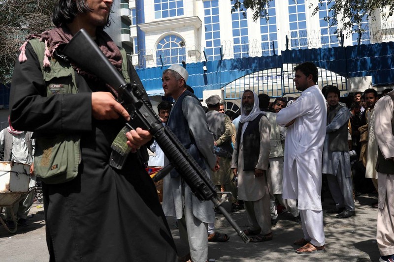 Warga Afghanistan antre masuk Bank. (via REUTERS/WANA NEWS AGENCY) Warga Afghanistan antre masuk Bank. (via REUTERS/WANA NEWS AGENCY)