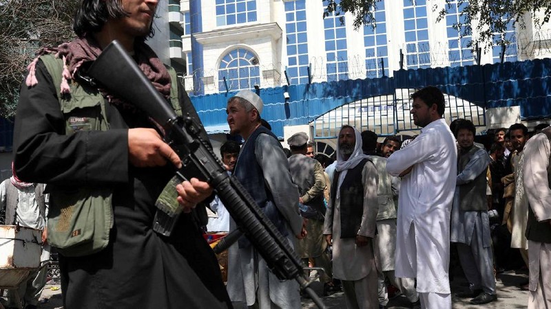 Warga Afghanistan antre masuk Bank. (via REUTERS/WANA NEWS AGENCY)