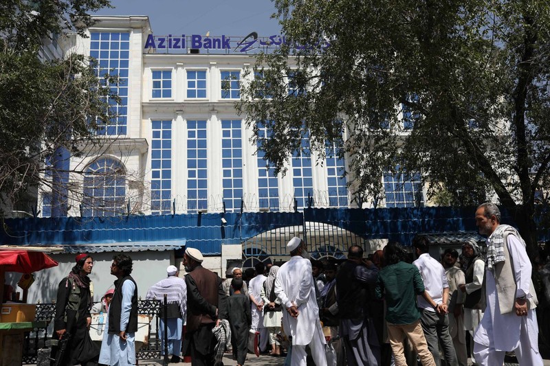 Warga Afghanistan antre masuk Bank. (via REUTERS/WANA NEWS AGENCY) Warga Afghanistan antre masuk Bank. (via REUTERS/WANA NEWS AGENCY)