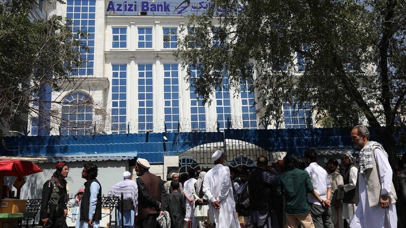 Warga Afghanistan antre masuk Bank. (via REUTERS/WANA NEWS AGENCY)