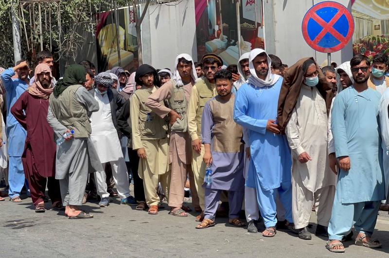 Warga Afghanistan antre masuk Bank. (via REUTERS/WANA NEWS AGENCY)