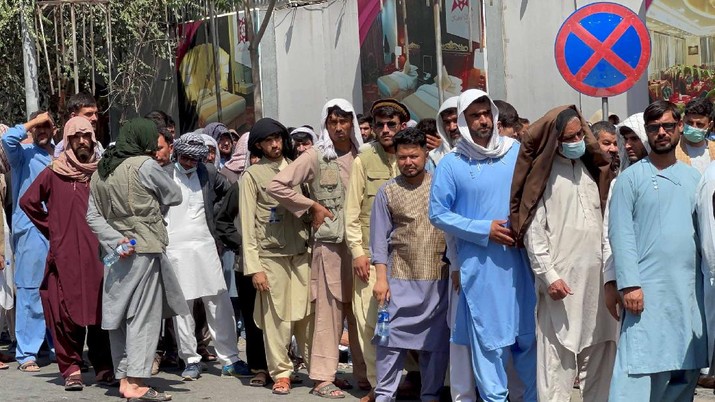 Warga Afghanistan antre masuk Bank. (via REUTERS/WANA NEWS AGENCY)