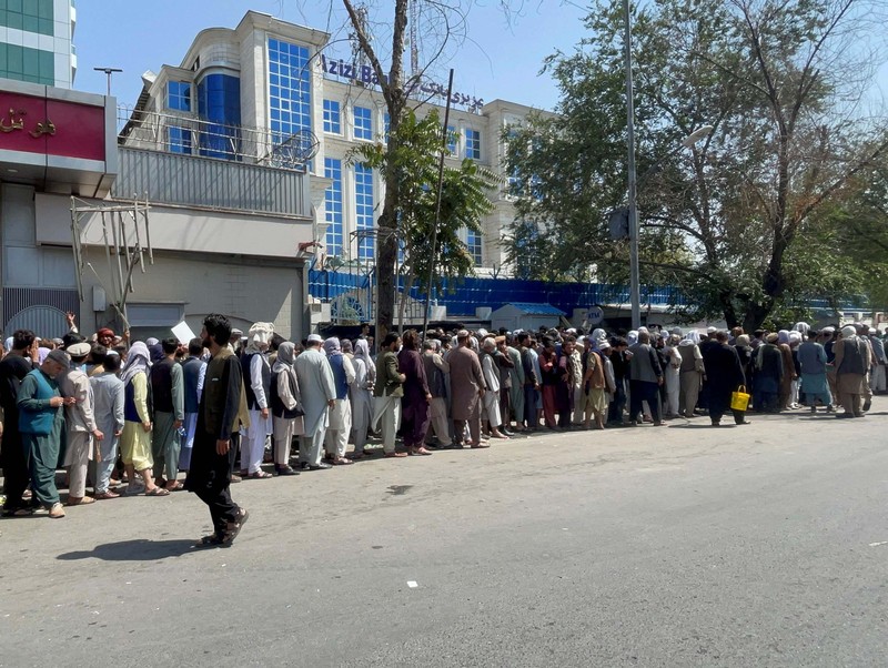 Warga Afghanistan antre masuk Bank. (via REUTERS/WANA NEWS AGENCY)