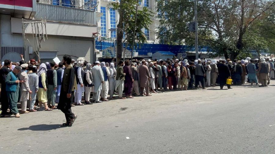 Warga Afghanistan antre masuk Bank. (via REUTERS/WANA NEWS AGENCY)