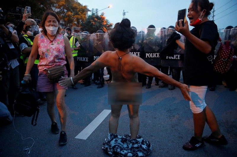 Demonstran anti pemerintah di Thailand. SENSITIVE MATERIAL. THIS IMAGE MAY OFFEND OR DISTURB A demonstrator reacts in front of police during a protest over the Thai government's handling of the coronavirus disease (COVID-19) pandemic and to demand Prime Minister Prayuth Chan-ocha's resignation, in Bangkok, Thailand, September 28, 2021. REUTERS/Soe Zeya Tun