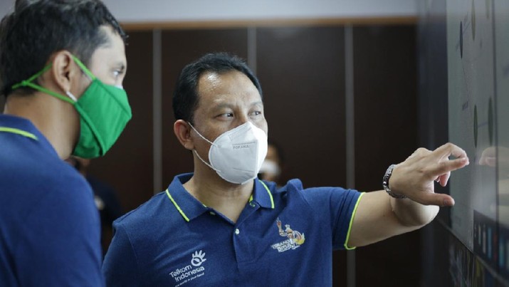 Direktur Enterprise & Business Service Telkom Edi Witjara (kanan) meninjau & memastikan kesiapan dukungan TelkomGroup dalam penyelenggaraan PON XX Papua 2021 di Jayapura, Jumat (1/10). Jelang pembukaan penyelenggaraan akbar Pekan Olahraga Nasional (PON) XX Papua 2021, pada tanggal 2 Oktober 2021, berbagai persiapan dan pengecekan terus dilakukan termasuk dari sisi penyiapan infrastruktur jaringan dan layanan telekomunikasi.