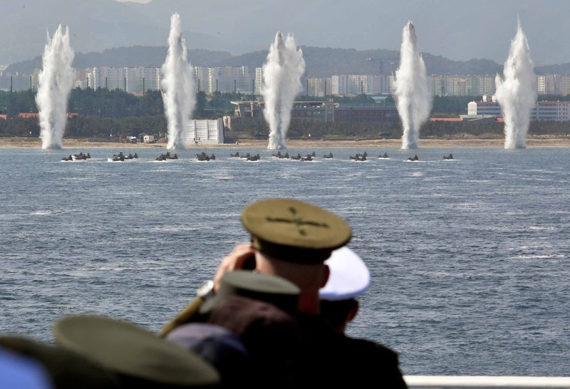 Korea Selatan perkenalkan kendaraan tempur di Hari Angkatan Bersenjata. (via REUTERS/POOL) Korea Selatan perkenalkan kendaraan tempur di Hari Angkatan Bersenjata. (via REUTERS/POOL)