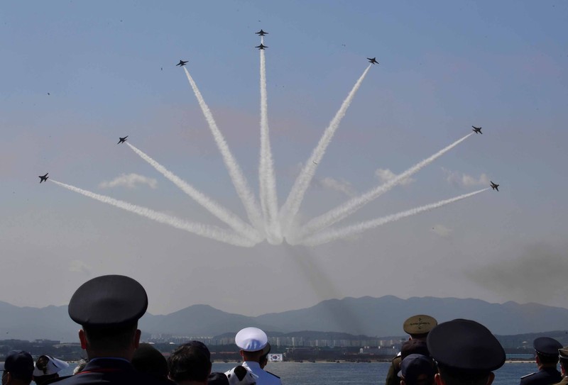 Korea Selatan perkenalkan kendaraan tempur di Hari Angkatan Bersenjata. (via REUTERS/POOL) Korea Selatan perkenalkan kendaraan tempur di Hari Angkatan Bersenjata. (via REUTERS/POOL)