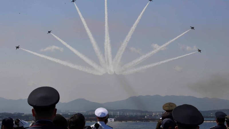 Korea Selatan perkenalkan kendaraan tempur di Hari Angkatan Bersenjata. (via REUTERS/POOL)