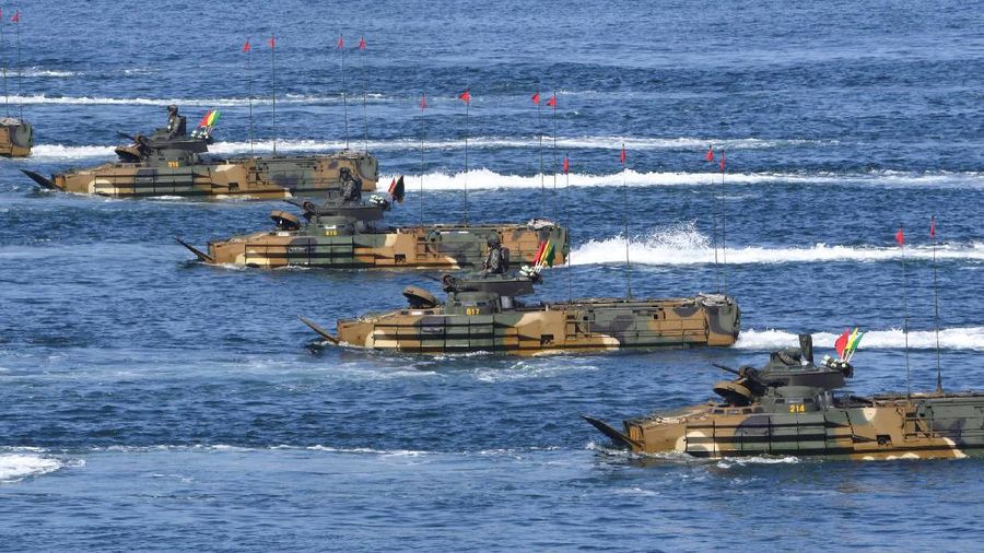 Korea Selatan perkenalkan kendaraan tempur di Hari Angkatan Bersenjata. (via REUTERS/POOL)