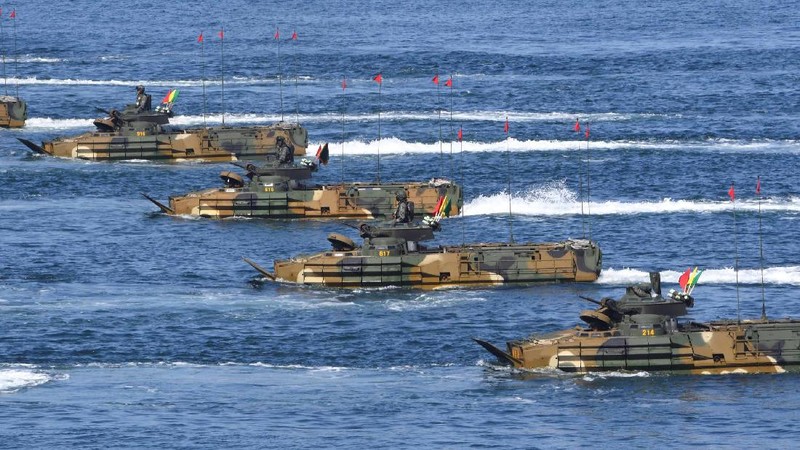 Korea Selatan perkenalkan kendaraan tempur di Hari Angkatan Bersenjata. (via REUTERS/POOL)