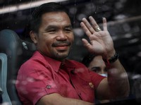 Mantan petinju Manny Pacquiao yang kini jadi senator resmi mendaftar sebagai calon presiden di komisi pemilihan umum Filipina 2022. (REUTERS/ELOISA LOPEZ)