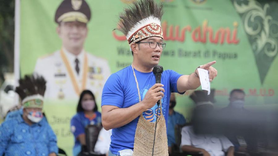 Kang Emil pun berpesan kepada warga Jabar yang berada di Papua untuk menjaga nama baik dan kehormatan tanah pasundan. “Ingat pesan silih asah, silih asih, silih asuh, dan silih wawangi, agar kita diterima di mana bumi dipijak, di situ langit dijunjung,” kata Kang Emil.