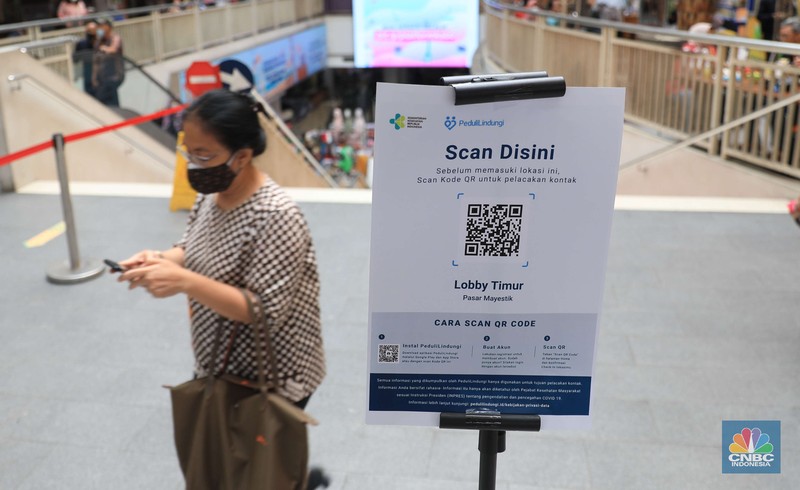 Pasar Mayestik menggunakan Pedululindungi untuk pencegahan Covid-19. (CNBC Indonesia/Muhammad Sabki)