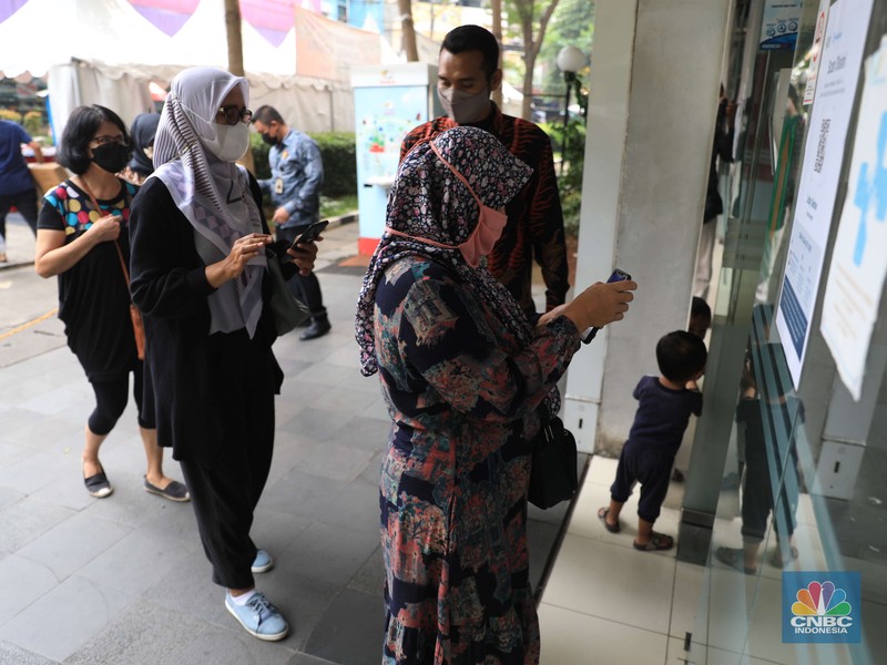 Pasar Mayestik menggunakan Pedululindungi untuk pencegahan Covid-19. (CNBC Indonesia/Muhammad Sabki)
