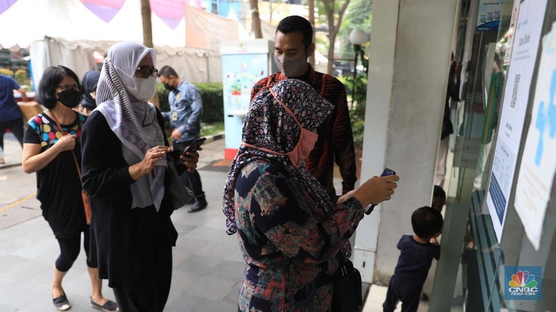 Pasar Mayestik menggunakan Pedululindungi untuk pencegahan Covid-19. (CNBC Indonesia/Muhammad Sabki)