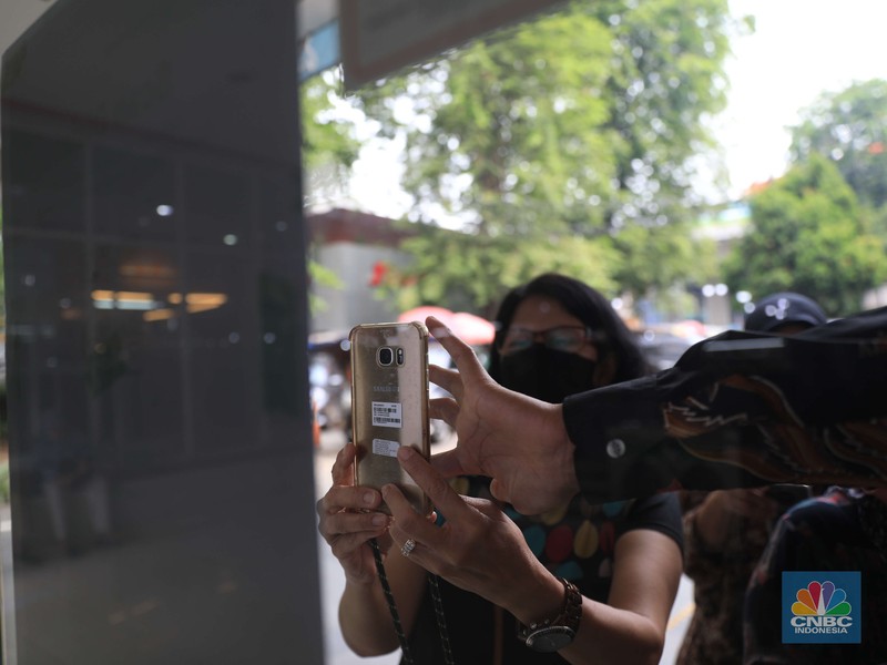 Pasar Mayestik menggunakan Pedululindungi untuk pencegahan Covid-19. (CNBC Indonesia/Muhammad Sabki)