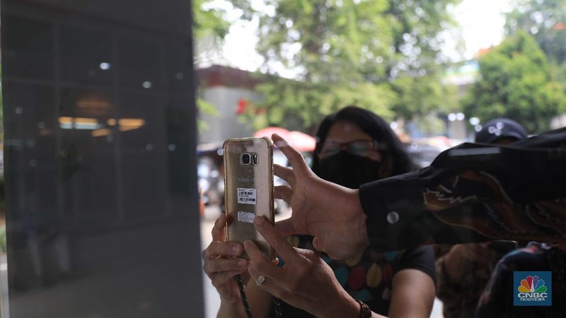 Pasar Mayestik menggunakan Pedululindungi untuk pencegahan Covid-19. (CNBC Indonesia/Muhammad Sabki)