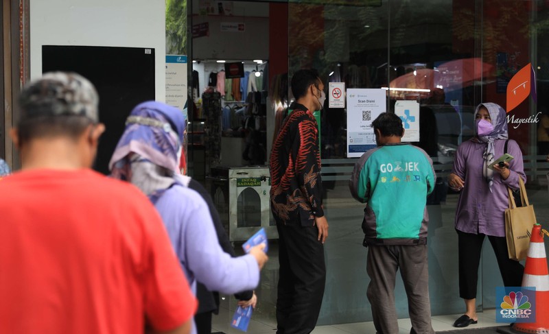 Pasar Mayestik menggunakan Pedululindungi untuk pencegahan Covid-19. (CNBC Indonesia/Muhammad Sabki) Pasar Mayestik menggunakan Pedululindungi untuk pencegahan Covid-19. (CNBC Indonesia/Muhammad Sabki)