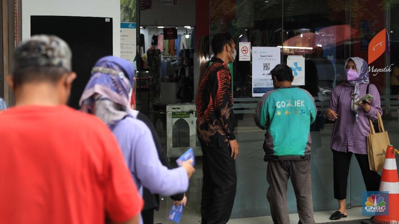 Pasar Mayestik menggunakan Pedululindungi untuk pencegahan Covid-19. (CNBC Indonesia/Muhammad Sabki)