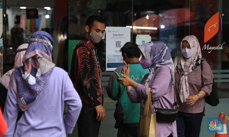 Pasar Mayestik menggunakan Pedululindungi untuk pencegahan Covid-19. (CNBC Indonesia/Muhammad Sabki)