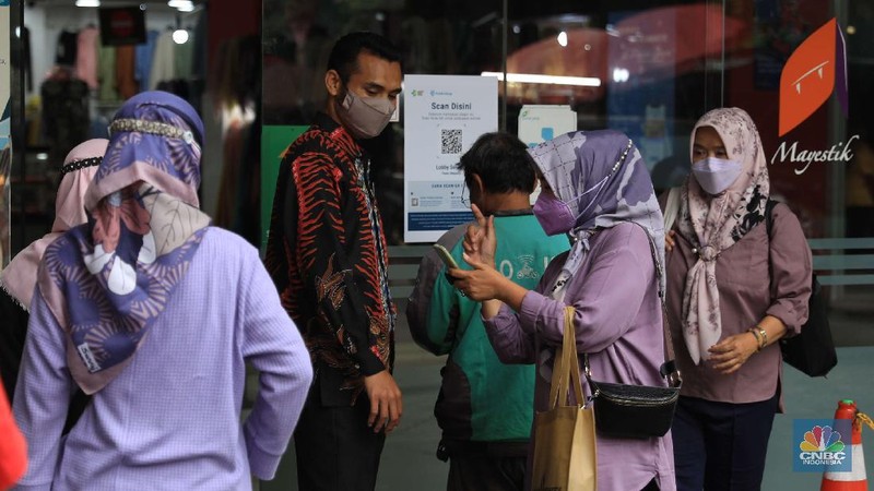 Pasar Mayestik menggunakan Pedululindungi untuk pencegahan Covid-19. (CNBC Indonesia/Muhammad Sabki)