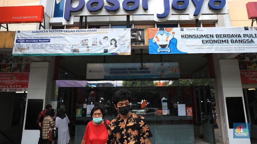Pasar Mayestik menggunakan Pedululindungi untuk pencegahan Covid-19. (CNBC Indonesia/Muhammad Sabki)