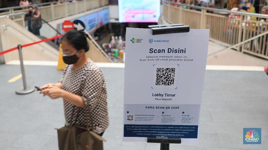 Pasar Mayestik menggunakan Pedululindungi untuk pencegahan Covid-19. (CNBC Indonesia/Muhammad Sabki)