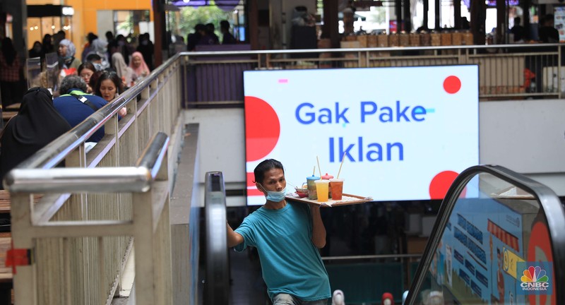 Pasar Mayestik menggunakan Pedululindungi untuk pencegahan Covid-19. (CNBC Indonesia/Muhammad Sabki)