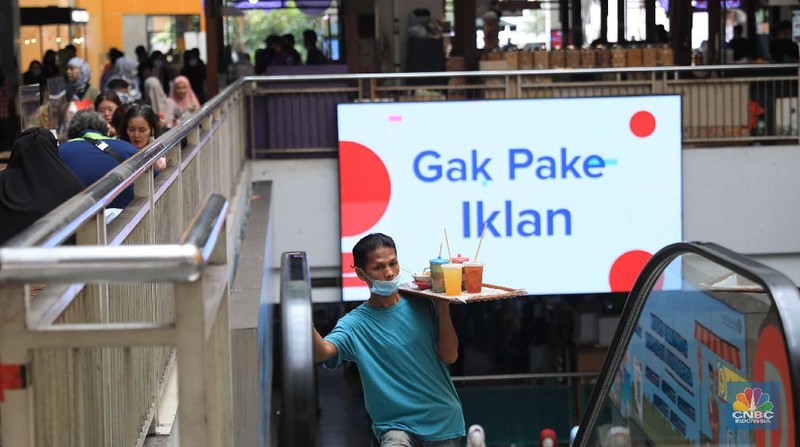 Pasar Mayestik menggunakan Pedululindungi untuk pencegahan Covid-19. (CNBC Indonesia/Muhammad Sabki)