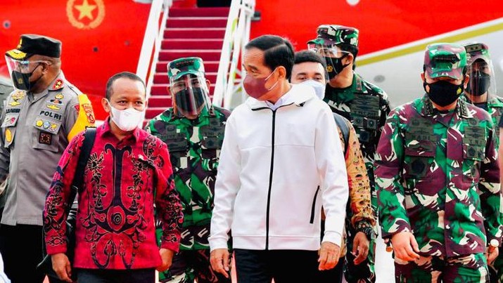 Presiden Joko Widodo dan rombongan tiba di Bandar Udara Sentani, Kabupaten Jayapura, Jumat, 1 Oktober 2021, pukul 16.20 WIT. (Dok:  Biro Pers Sekretariat Presiden)