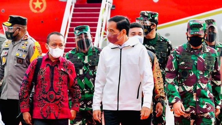 Presiden Joko Widodo dan rombongan tiba di Bandar Udara Sentani, Kabupaten Jayapura, Jumat, 1 Oktober 2021, pukul 16.20 WIT. (Dok: Biro Pers Sekretariat Presiden) Presiden Joko Widodo dan rombongan tiba di Bandar Udara Sentani, Kabupaten Jayapura, Jumat, 1 Oktober 2021, pukul 16.20 WIT. (Dok: Biro Pers Sekretariat Presiden)