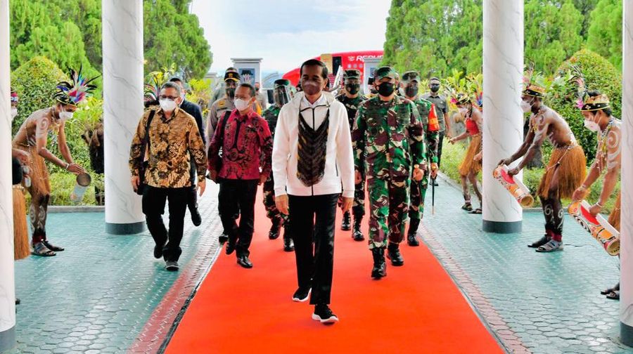 Presiden Joko Widodo dan rombongan tiba di Bandar Udara Sentani, Kabupaten Jayapura, Jumat, 1 Oktober 2021, pukul 16.20 WIT. (Dok:  Biro Pers Sekretariat Presiden)