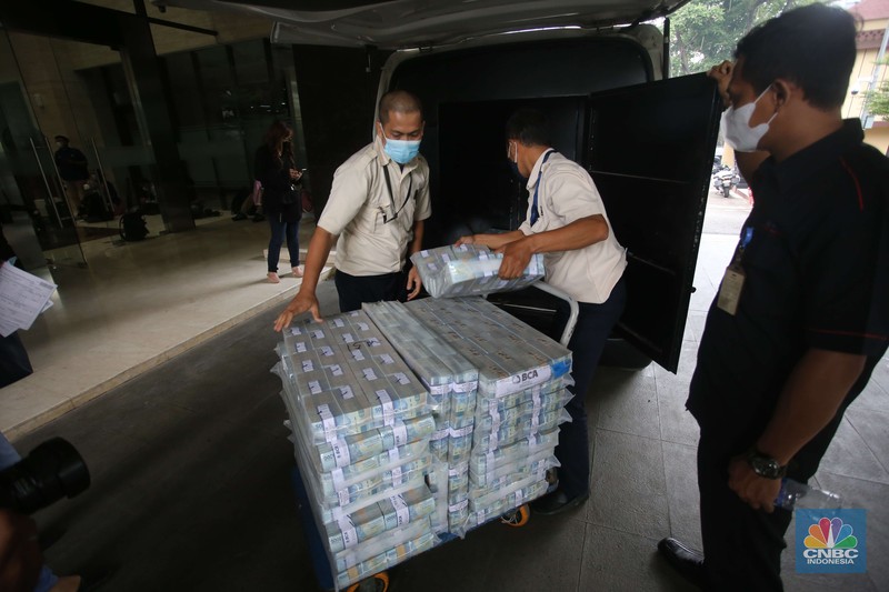 Uang Miliar dari hasil bajak Email (CNBC Indonesia/Muhammad Sabki) Uang Miliar dari hasil bajak Email (CNBC Indonesia/Muhammad Sabki)