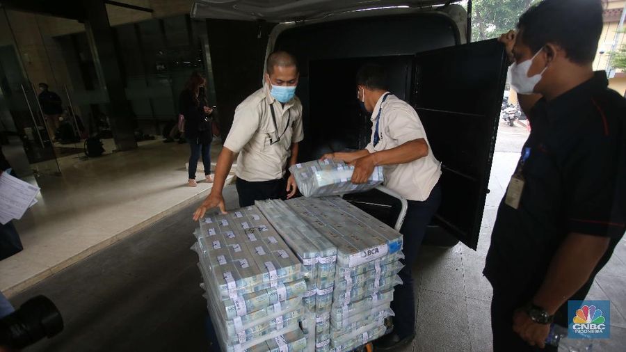 Uang Miliar dari hasil bajak Email (CNBC Indonesia/Muhammad Sabki)
