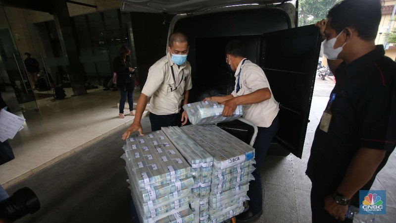 Uang Miliar dari hasil bajak Email (CNBC Indonesia/Muhammad Sabki)