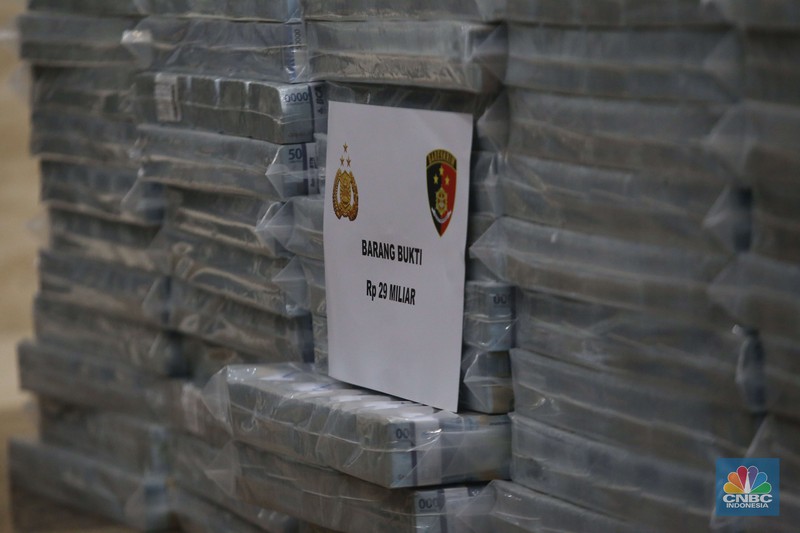 Uang Miliar dari hasil bajak Email (CNBC Indonesia/Muhammad Sabki) Uang Miliar dari hasil bajak Email (CNBC Indonesia/Muhammad Sabki)